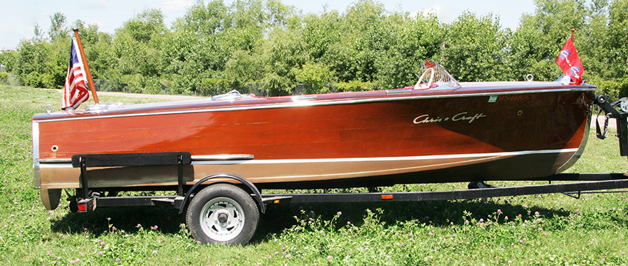 1947 17' Deluxe Runabout starboard side