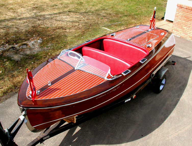 Classic Chris-Craft 17' Deluxe Runabout
