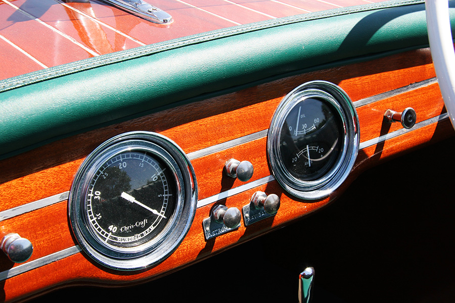 1947 17' Chris Craft Deluxe Runabout gauges