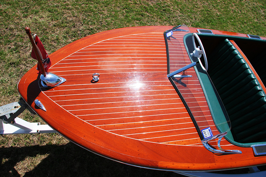 1947 17' Chris Craft Deluxe Runabout front deck