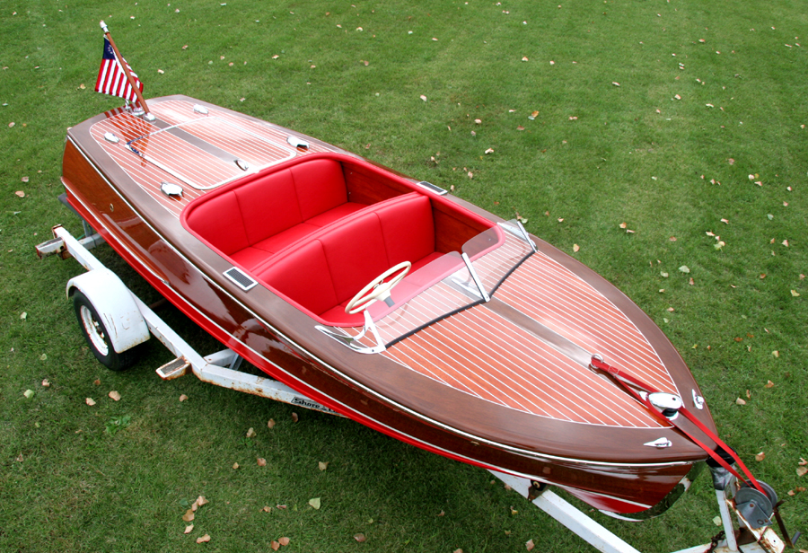 1949 17 ft Chris Craft Deluxe Runabout front deck