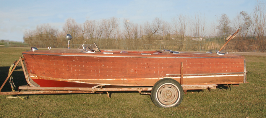 1947 17' Chris Craft Deluxe Runabout - Port side view