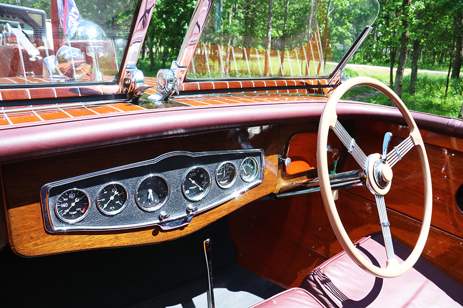 1939 19' Chris Craft Custom Runabout instruments