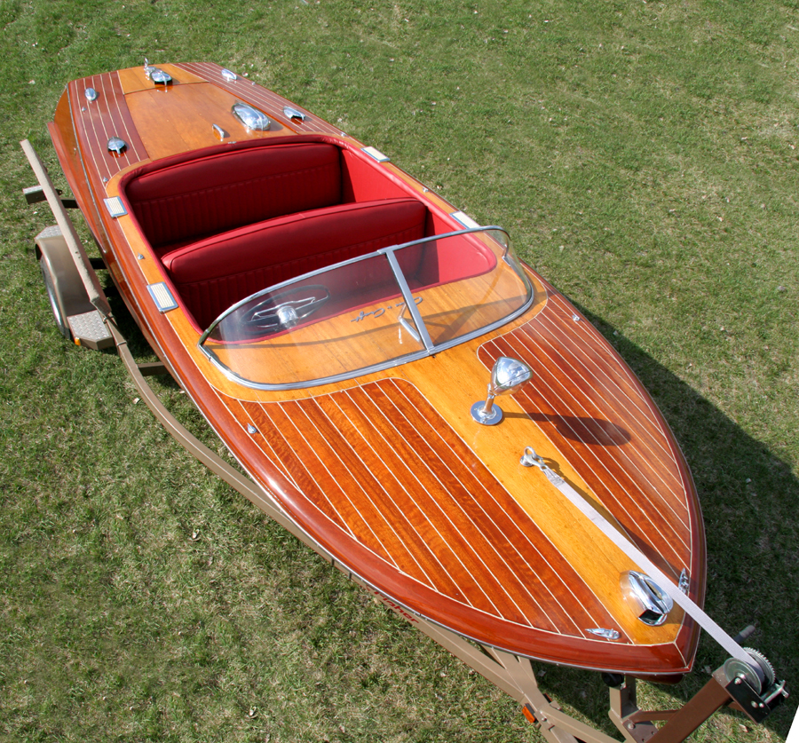 Chris-Craft 19' Capri two tone mahogany color