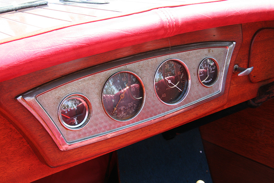 1936 19' Chris Craft Custom Runabout gauges