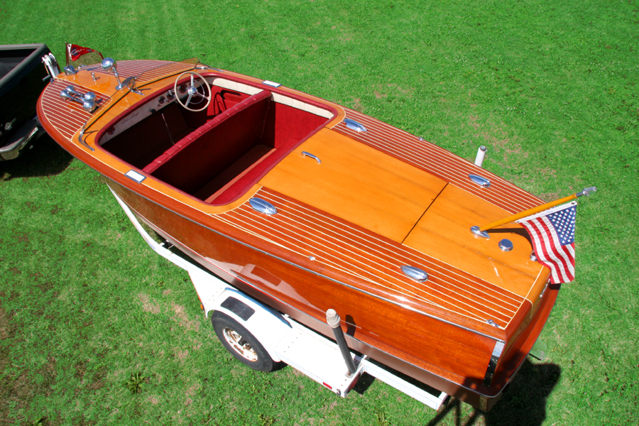 Antique Boats - 20' Riviera