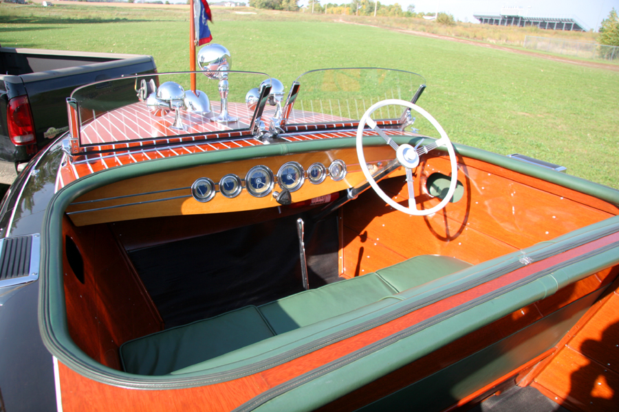 Chris-Craft 23' Barrel Back dash board