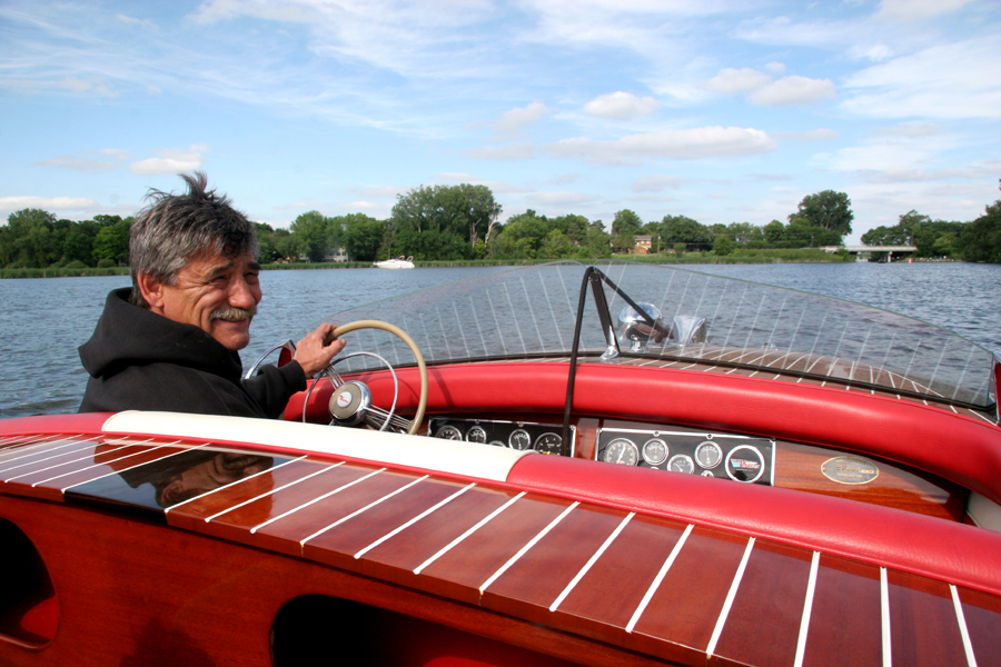 1948 23' Ventnor Mahogany Runabout front cockpit