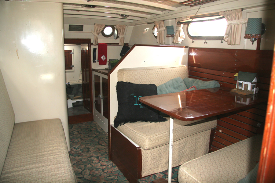 28' Chris Craft Classic Cabin Cruiser - dinette - bunks - galley