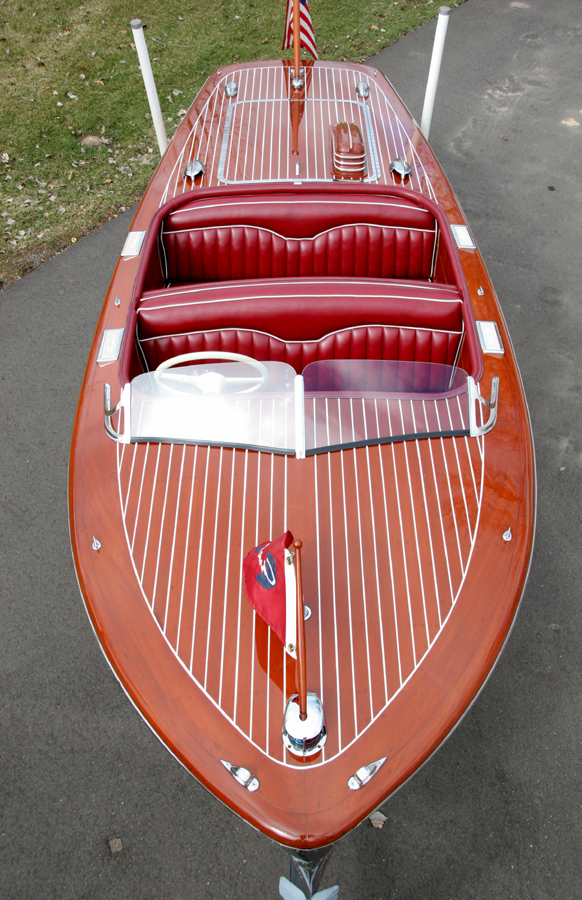 Classic Chris Craft Deluxe Runabout 17 ft