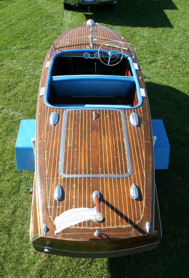 Classic Boats - 17' Deluxe Runabout