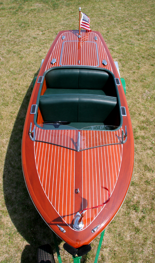 1947 17' Chris Craft Deluxe Runabout deck view
