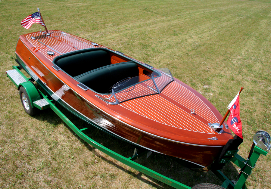 Classic Chris-Craft 17' Deluxe Runabout