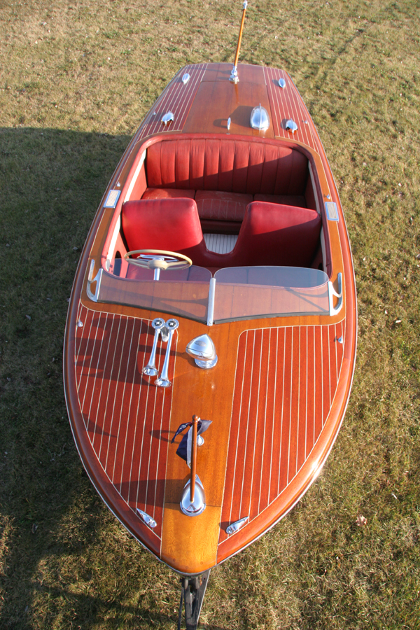 Chris Craft 18' Riviera - Antique Runabout